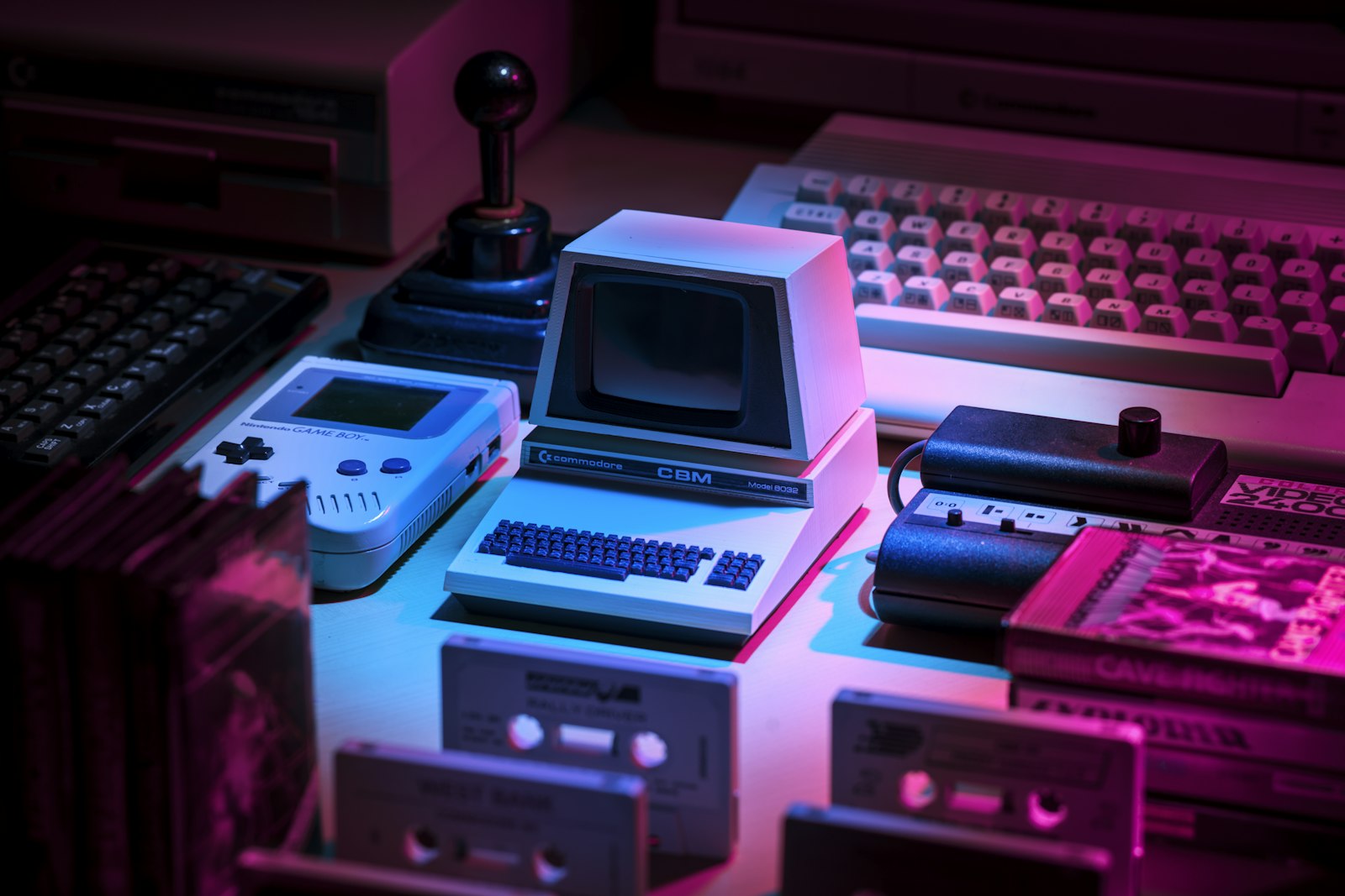 Ordenador retro y hardware vintage sobre una mesa